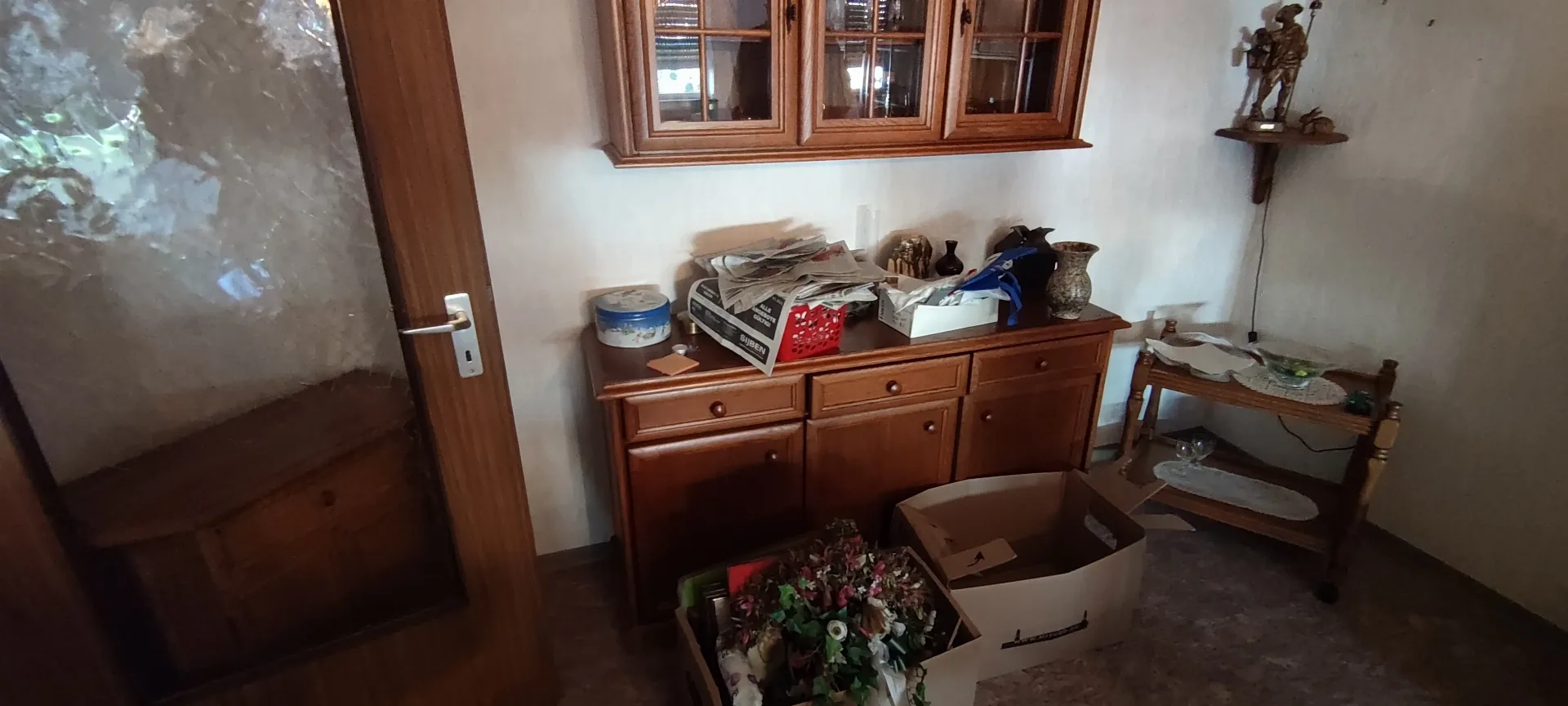 Geräumtes Wohnzimmer nach der Wohnungsauflösung