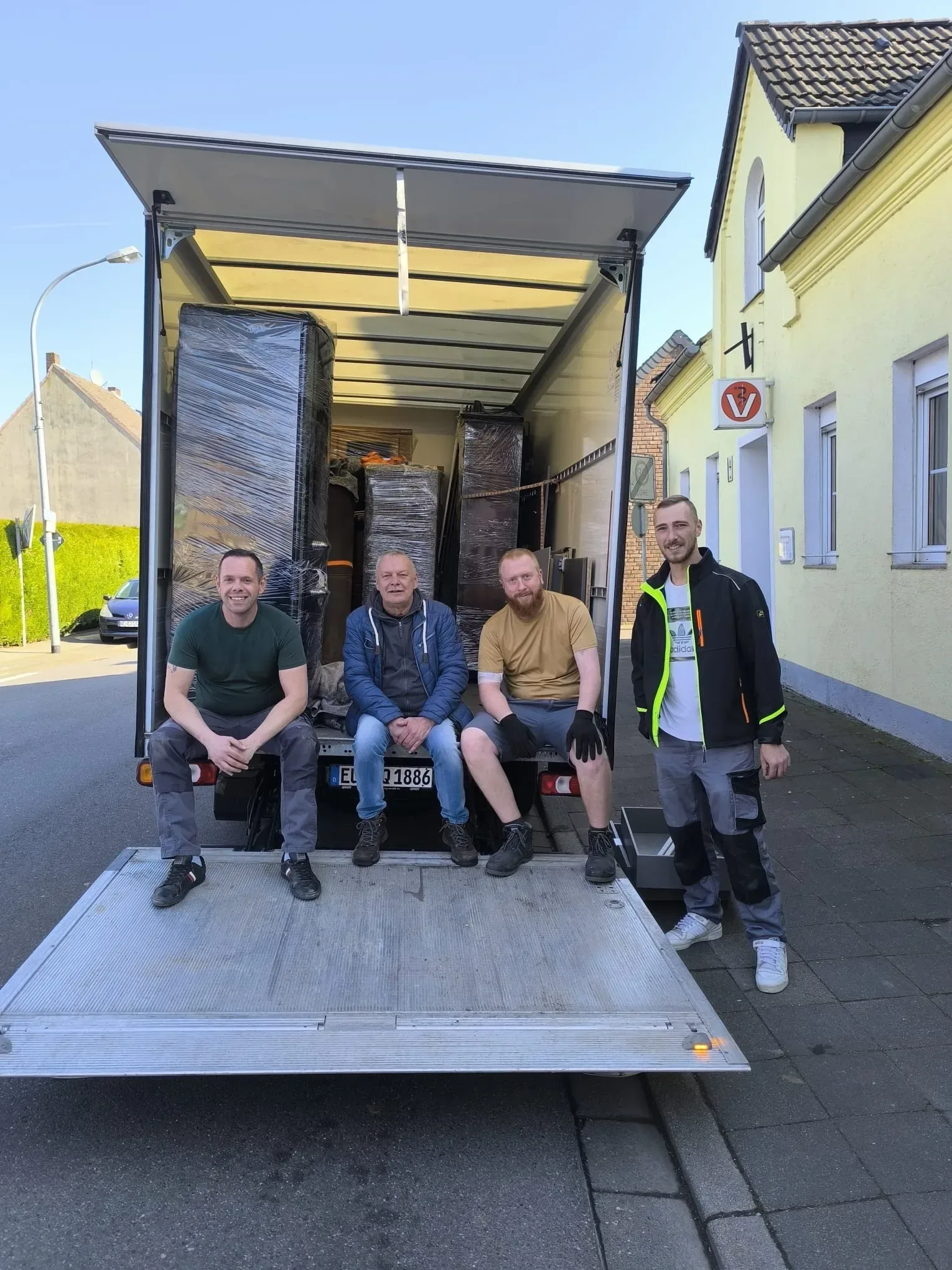 Das Team von Raumfrei24 und HaDiCo vor dem Transporter in Mönchengladbach