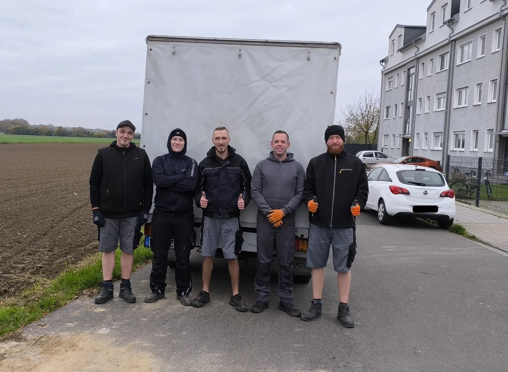 Das fünfköpfige Team von Raumfrei24 und HaDiCo vor dem Transporter
